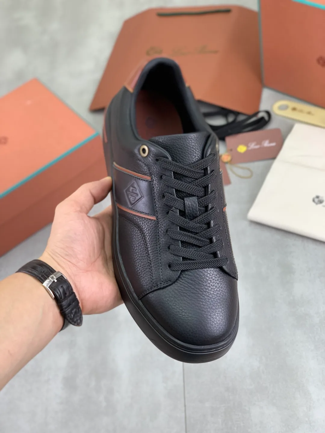 Men's men's shoes 💰P560 New style 💰High quality The latest casual shoes Loro Piana 💯Top grade💯Buy the original copy💯 Founded the existing Loro Piana company on April 24, 1924. It is now the sixth generation of family business, providing top quality products to customers who are discerning in taste and quality. Imported original fly woven fabric with cowhide fabric, plain calfskin lining. Hand-sewn thread with cowhide feet. Original packaging. Number of yards: 38-44 (customized for 45 and 46). 2️⃣ colors available.